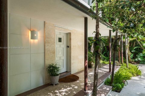 House in Miami Beach, Florida 3 bedrooms, 317.82 sq.m. № 1781427 - photo 30