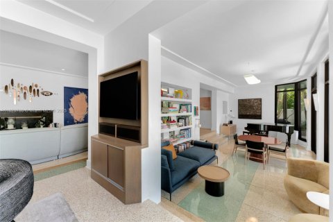 House in Miami Beach, Florida 3 bedrooms, 317.82 sq.m. № 1781427 - photo 12