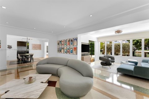 House in Miami Beach, Florida 3 bedrooms, 317.82 sq.m. № 1781427 - photo 6