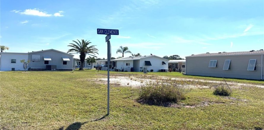 Terrain à North Port, Floride № 2237796