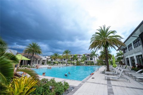 Снять в аренду кондоминиум в Дорал, Флорида 4 спальни, 140.19м2, № 2038354 - фото 7