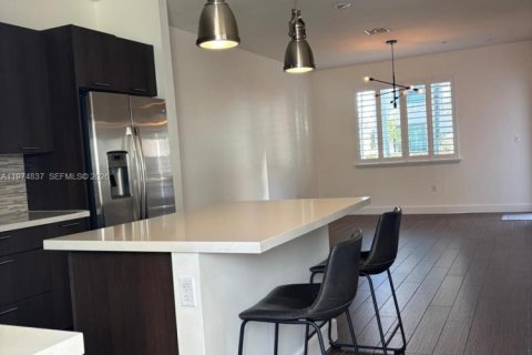 Снять в аренду кондоминиум в Дорал, Флорида 4 спальни, 140.19м2, № 2038354 - фото 12