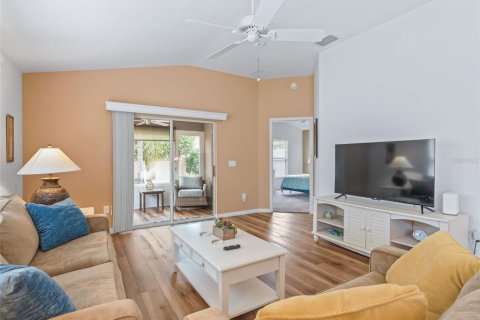 House in The Villages, Florida 2 bedrooms, 111.11 sq.m. № 2202464 - photo 9