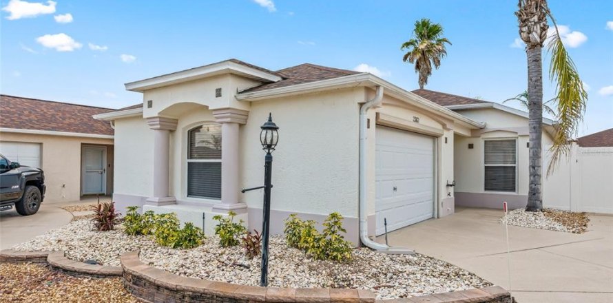 House in The Villages, Florida 2 bedrooms, 111.11 sq.m. № 2202464
