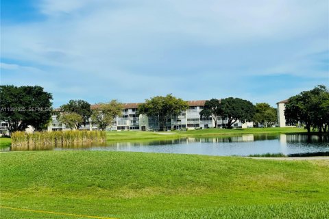 Copropriété à vendre à Pembroke Pines, Floride: 1 chambre, 75.34 m2 № 1989540 - photo 1