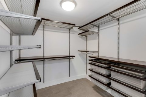 Copropriété à louer à Miami, Floride: 3 chambres, 274.71 m2 № 2010920 - photo 18