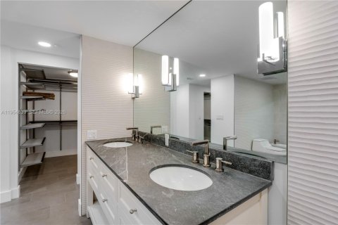 Copropriété à louer à Miami, Floride: 3 chambres, 274.71 m2 № 2010920 - photo 17