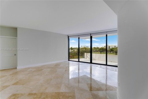 Copropriété à louer à Miami, Floride: 3 chambres, 274.71 m2 № 2010920 - photo 3