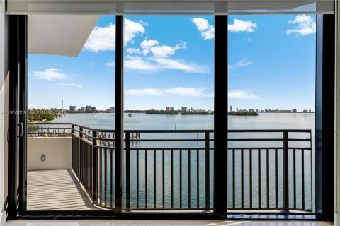 Copropriété à louer à Miami, Floride: 3 chambres, 274.71 m2 № 2010920 - photo 24