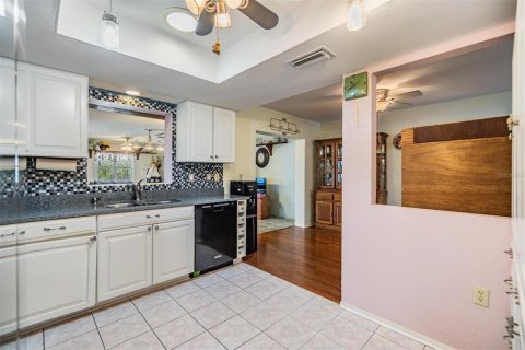 Casa en venta en Spring Hill, Florida, 4 dormitorios, 183.02 m2 № 1690142 - foto 9
