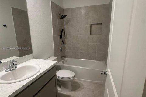 Townhouse in Florida City, Florida 3 bedrooms, 128.21 sq.m. № 2015041 - photo 16