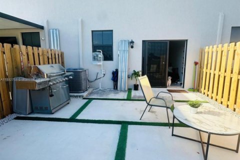 Townhouse in Florida City, Florida 3 bedrooms, 128.21 sq.m. № 2015041 - photo 20