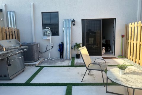 Townhouse in Florida City, Florida 3 bedrooms, 128.21 sq.m. № 2015041 - photo 19