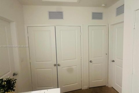 Townhouse in Florida City, Florida 3 bedrooms, 128.21 sq.m. № 2015041 - photo 10