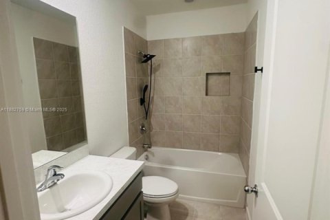 Townhouse in Florida City, Florida 3 bedrooms, 128.21 sq.m. № 2015041 - photo 15