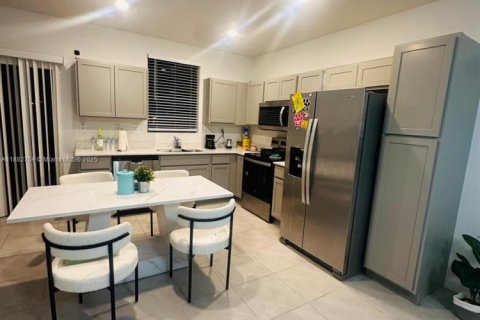 Townhouse in Florida City, Florida 3 bedrooms, 128.21 sq.m. № 2015041 - photo 4