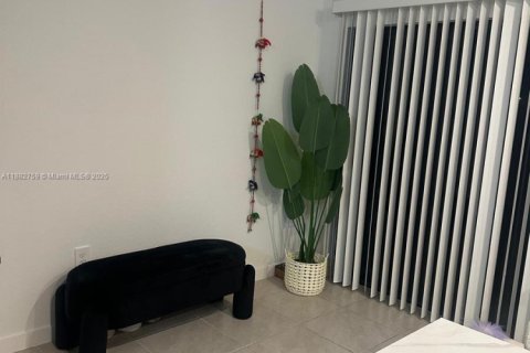 Townhouse in Florida City, Florida 3 bedrooms, 128.21 sq.m. № 2015041 - photo 6