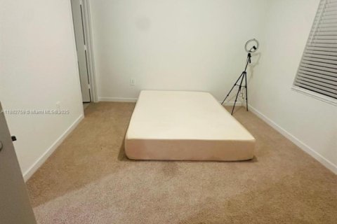 Townhouse in Florida City, Florida 3 bedrooms, 128.21 sq.m. № 2015041 - photo 13