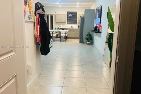 Townhouse in Florida City, Florida 3 bedrooms, 128.21 sq.m. № 2015041 - photo 2