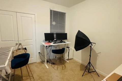 Townhouse in Florida City, Florida 3 bedrooms, 128.21 sq.m. № 2015041 - photo 7