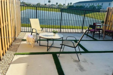 Townhouse in Florida City, Florida 3 bedrooms, 128.21 sq.m. № 2015041 - photo 21