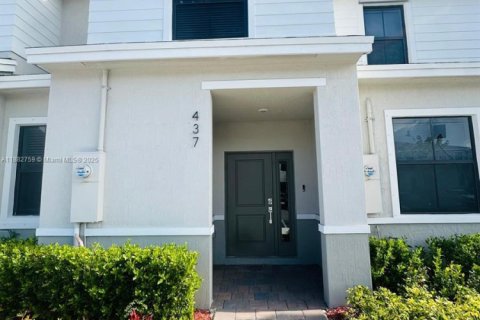 Townhouse in Florida City, Florida 3 bedrooms, 128.21 sq.m. № 2015041