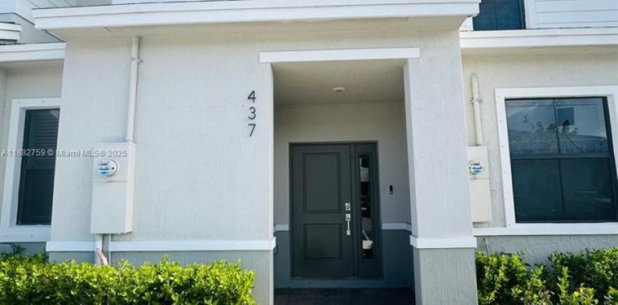 Townhouse in Florida City, Florida 3 bedrooms, 128.21 sq.m. № 2015041