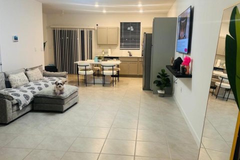 Townhouse in Florida City, Florida 3 bedrooms, 128.21 sq.m. № 2015041 - photo 3