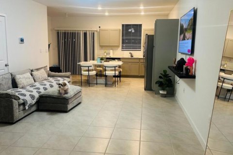 Townhouse in Florida City, Florida 3 bedrooms, 128.21 sq.m. № 2015041 - photo 5