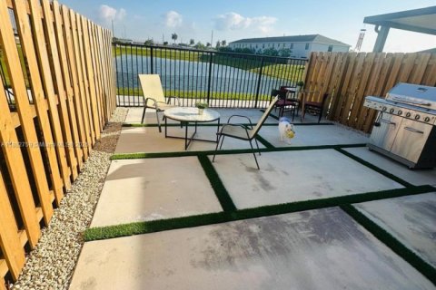 Townhouse in Florida City, Florida 3 bedrooms, 128.21 sq.m. № 2015041 - photo 18