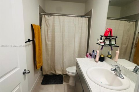 Townhouse in Florida City, Florida 3 bedrooms, 128.21 sq.m. № 2015041 - photo 17