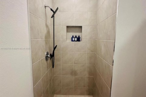 Townhouse in Florida City, Florida 3 bedrooms, 128.21 sq.m. № 2015041 - photo 9