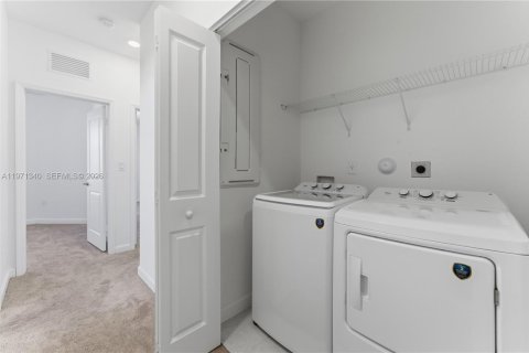 Villa ou maison à louer à Miami, Floride: 3 chambres, 140.65 m2 № 2042241 - photo 12