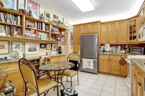 Condo in Miami, Florida, 2 bedrooms  № 1490882 - photo 12