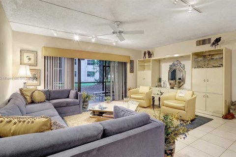 Condo in Miami, Florida, 2 bedrooms  № 1490882 - photo 9