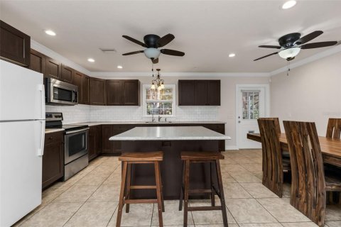 House in Port Charlotte, Florida 3 bedrooms, 129.13 sq.m. № 2391095 - photo 10