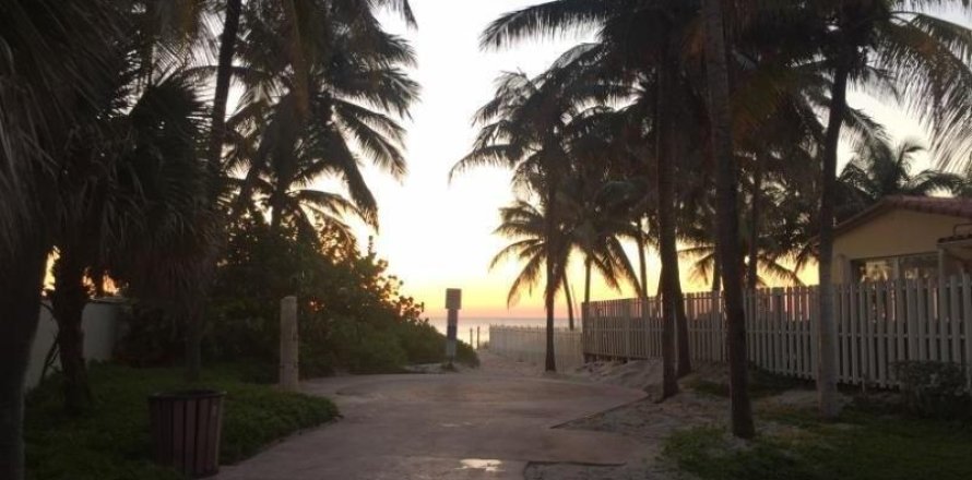 Condominio en Fort Lauderdale, Florida, 2 dormitorios  № 978908