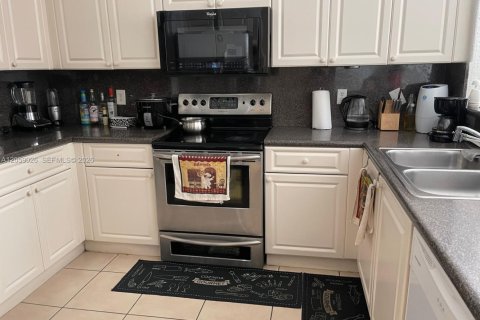 Villa ou maison à louer à Hialeah, Floride: 3 chambres, 126.44 m2 № 2169037 - photo 2