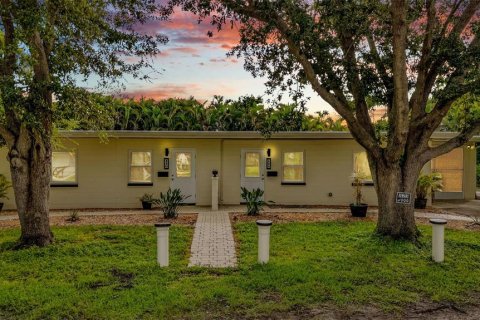 Commercial property in Punta Gorda, Florida 4 bedrooms, 187.29 sq.m. № 1912720 - photo 1