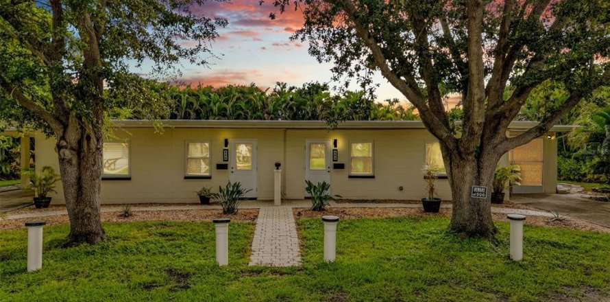 Commercial property in Punta Gorda, Florida 4 bedrooms, 187.29 sq.m. № 1912720