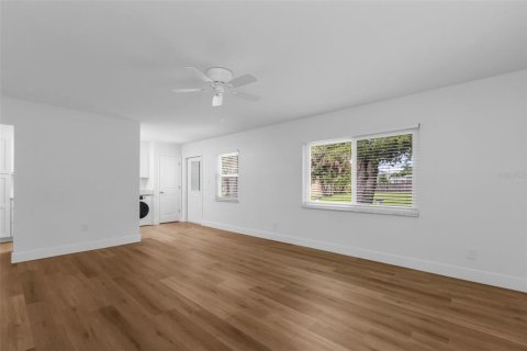 Commercial property in Punta Gorda, Florida 4 bedrooms, 187.29 sq.m. № 1912720 - photo 12