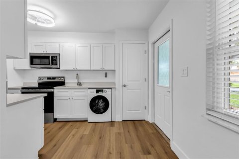 Commercial property in Punta Gorda, Florida 4 bedrooms, 187.29 sq.m. № 1912720 - photo 10