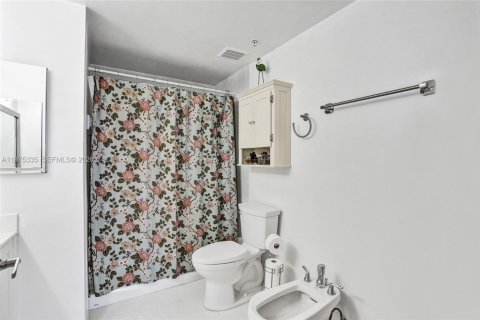 House in Miami, Florida 2 bedrooms, 85.47 sq.m. № 2042757 - photo 24