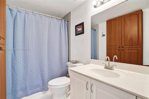 House in Miami, Florida 2 bedrooms, 85.47 sq.m. № 2042757 - photo 30