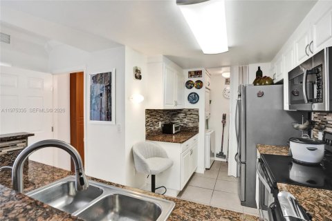 House in Miami, Florida 2 bedrooms, 85.47 sq.m. № 2042757 - photo 14