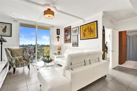 House in Miami, Florida 2 bedrooms, 85.47 sq.m. № 2042757 - photo 5