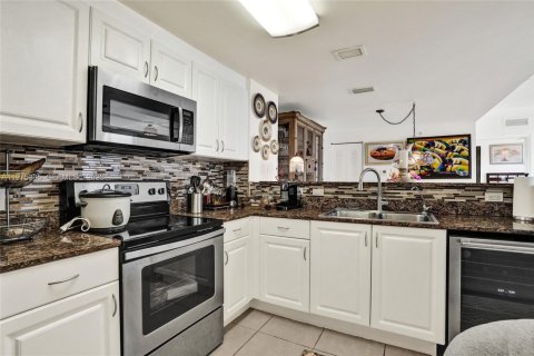 House in Miami, Florida 2 bedrooms, 85.47 sq.m. № 2042757 - photo 13