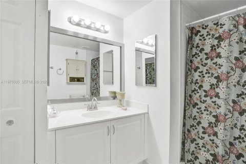 House in Miami, Florida 2 bedrooms, 85.47 sq.m. № 2042757 - photo 22