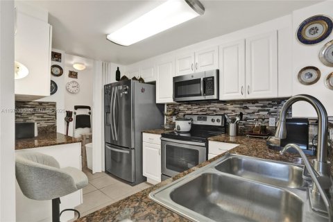 House in Miami, Florida 2 bedrooms, 85.47 sq.m. № 2042757 - photo 15