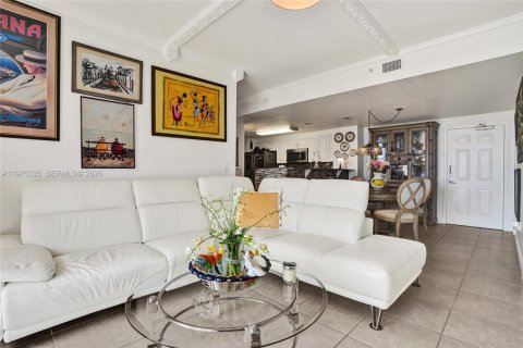 House in Miami, Florida 2 bedrooms, 85.47 sq.m. № 2042757 - photo 11